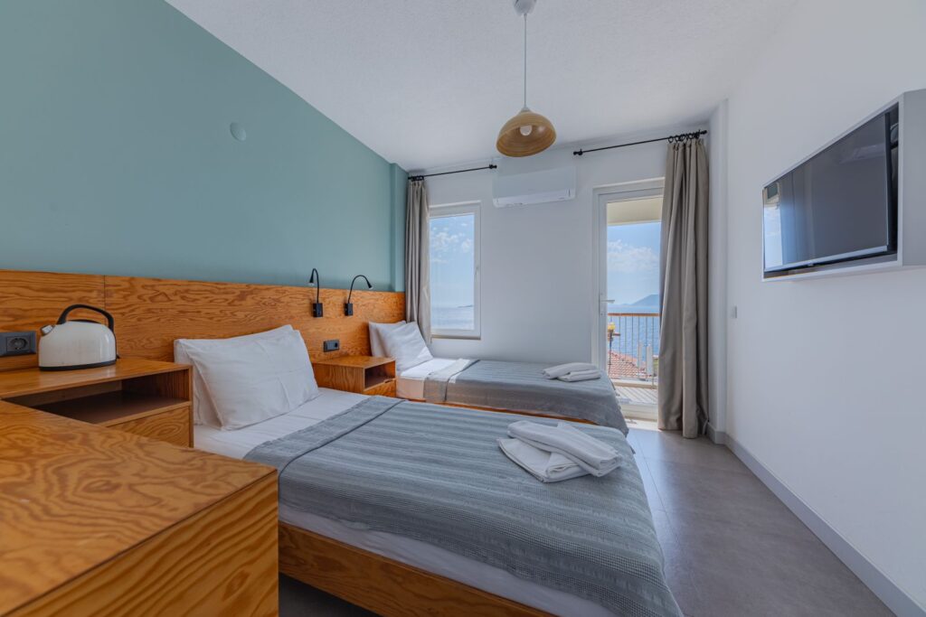 Rooms That Face the Sea